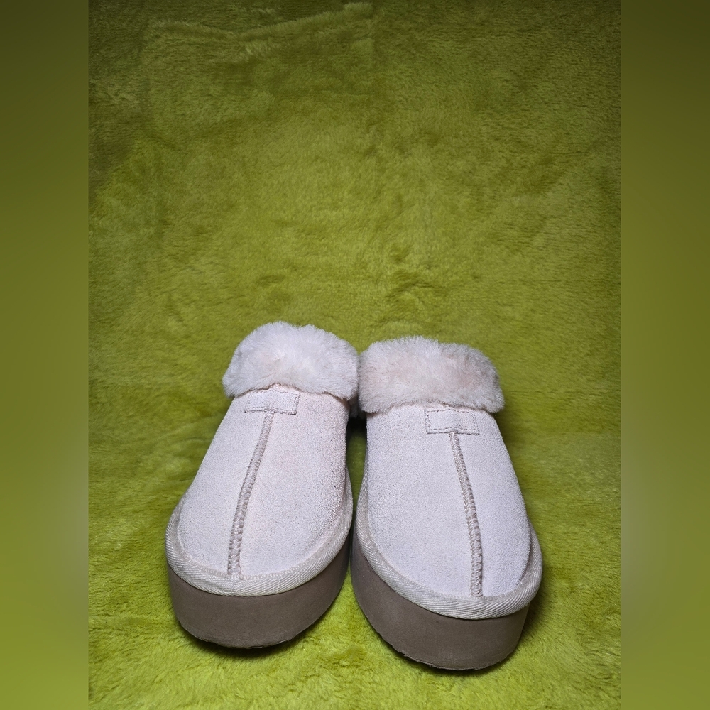 Cozy Women's Cream Fur-Lined Slippers